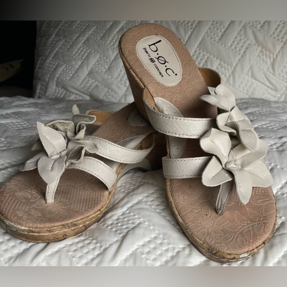 Wedge Sandal~B.O.C
Vivienne Off White Pearl Cork Wedge Great Preloved Size 8 - Picture 3 of 5